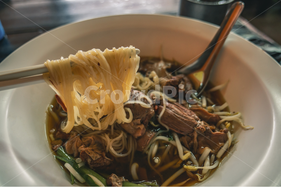 돼지고기,국수,국수요리,쌀국수,고기국수,맛있는,고소한,쫄깃한,noodles,pork,클로즈,클로즈업,나무테이블,테이블,흰접시,따끈한,음식사진,타이음식,태국음식,점심,저녁,식사,음식,식재료,요리,food,cook,meal,dishes,food reserves,면류,면요리,noodles