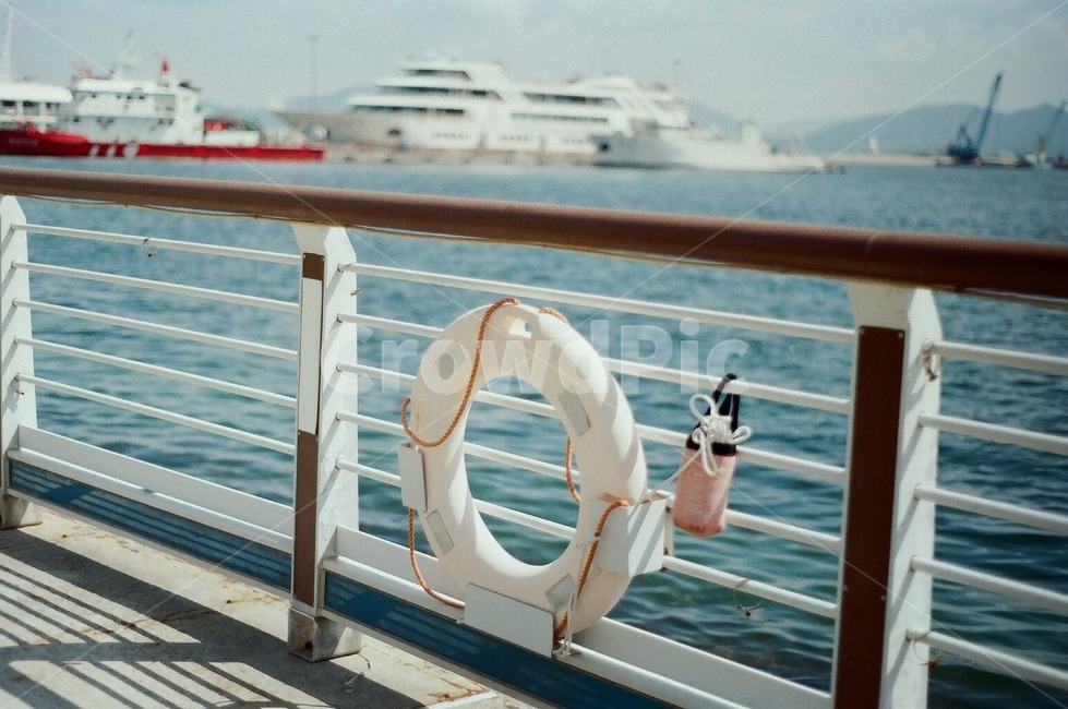 railing,handrail,banister,바다,바닷물,sea,경치,ship,파랑,하양,white,blue,튜브,해양,ocean,필름카메라,감성,sensible,feeling