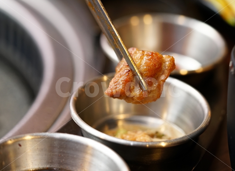 Soju snacks,snack,twine,drinking party,pork,food,meal,pork belly,a drink,meat,fire,mukbang,meeting,roast