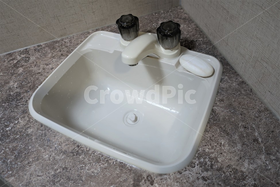 카라반,트래블,캠핑,트레일러,캠핑카,실내,내부,세면대,수전,배수구,비누
