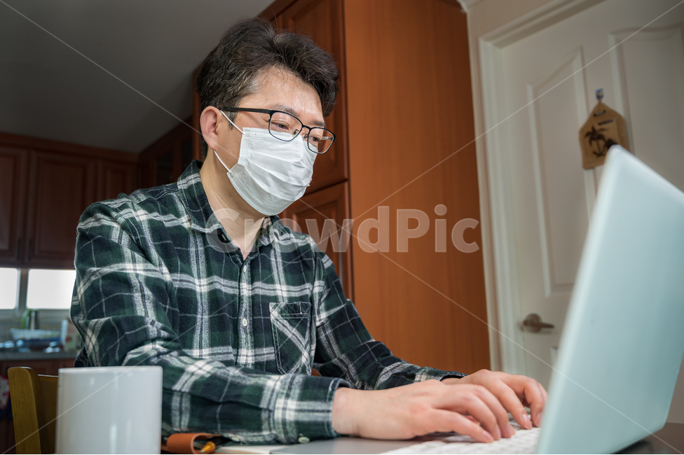 코로나19,코로나바이러스,coronavirus,covid19,원격근무,재택근무자,재택근무,자가격리,텔레마케팅,원격,서비스,인터넷,가정,노트북,컴퓨터,상담,컨셉,남자,남성,비지니스,아시아인,동양인,중국인,한국인,일본인,집,근무,영상통화,중년,4050세,1명,콜센터,업무,라이프스타일,인물,자택,캐주얼,일,직장인,직장,감기,독감,마스크,일회용마스크,사람,인물,인간,human,person,남성,남자,man,male,정보통신기술,전자기기,전자제품,it,information,technology,electronic equipment