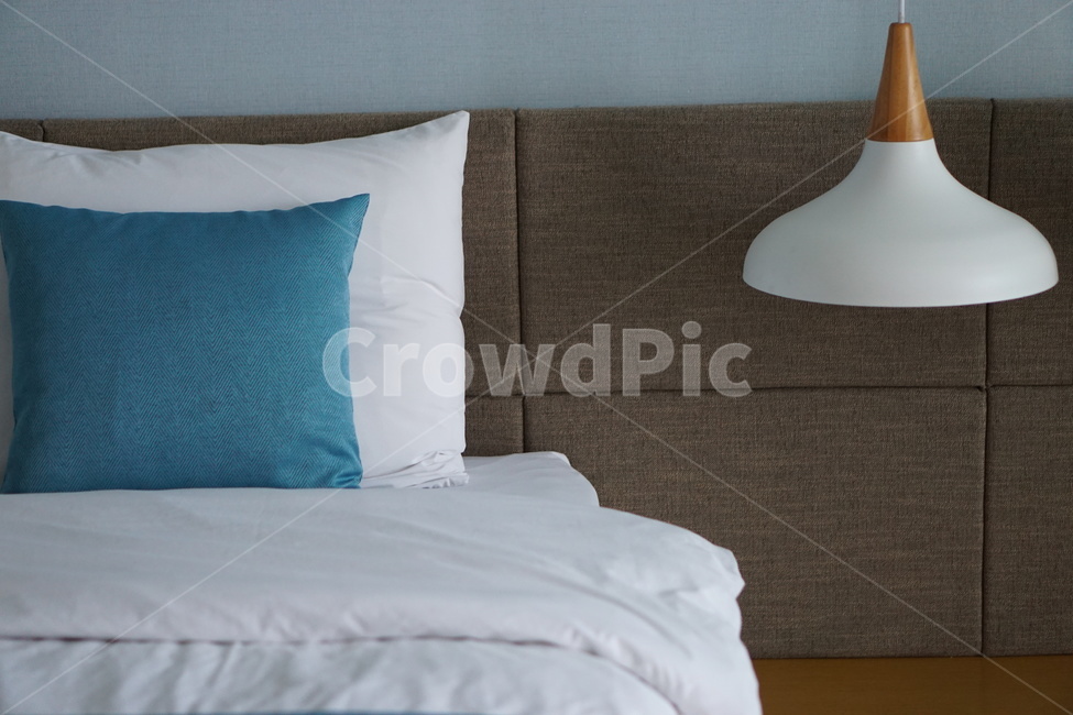 호텔,숙박,침대,침실인테리어,베개,침구,전구,cushion,pillow,homedecor,furniture,가구,가정장식,인테리어,실내디자인,interior design