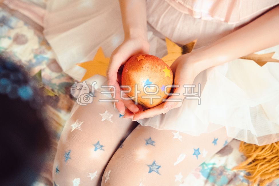 Hand holding an apple,emotional pictorial,apple and star,symbolic photo,concept photo,artistic photo,emotional hand photo,emotional expression,fantasy direction,dreamy atmosphere,mysterious image,apple prop,star decoration,hand and prop,drea