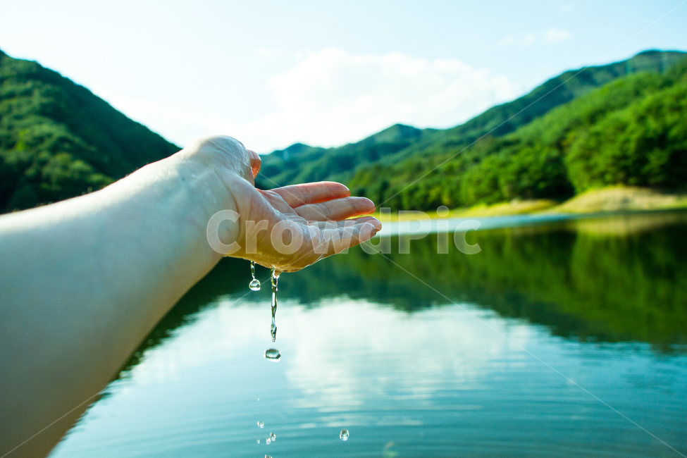 저수지,의림지,산,호수,손,물방울,소중한물,물,하늘,구름,여름,계절,summer,season