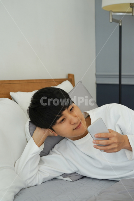 침대,침실,방,실내,집,하우스,남자,남성,이불,bed,휴식,휴일,핸드폰,휴대폰,모바일,즐거운,행복한,미소,사람,인물,인간,human,person,남성,남자,man,male