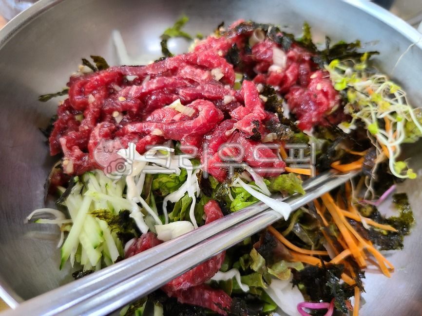 육회,육회비빔밥,비빔밥,한식,한국음식,한국요리,생고기,소고기,음식,식사,야채,food