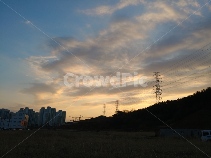 하늘,구름,노을,송전탑,전선,건축물,산