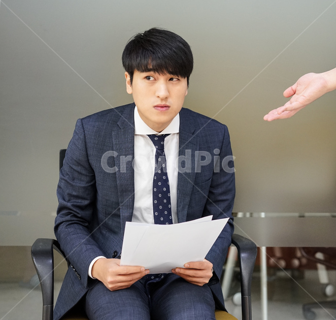 남자,남성,비즈니스,신입사원,직장인,회사원,사무실,서류,업무,스트레스,양복,정장,work,사회생활,직장생활,지시,꾸지람,꾸중,구박,혼남,사람,인물,인간,human,person,손,제스처,표시,손짓,표현,gesture,hand,sign,expression,남성,남자,man,male,산업,industry,industrial,비즈니스,사업,business,service,work