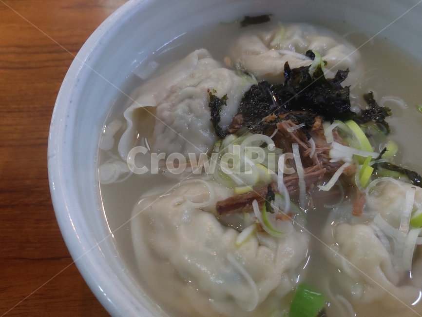 만두국,개성만두,만두,한국음식,맛집,따뜻한,밀가루,고기,파,김,음식,식사,고명,사골육수,왕만두,food,dumpling,음식,식재료,요리,food,cook,meal,dishes,food reserves,한식,한국음식,한국요리,korean food,korean dishes,korean meal,korean cook