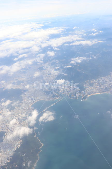 nature,자연,outdoors,옥외,landscape,경치,scenery,풍경,구름,상공,하늘,비행기,창문,창가,자연,풍경,nature,landscape,land,땅,ocean,대양,sea,바다,water,물,shoreline,해안선,coast,연안,beach,바닷가