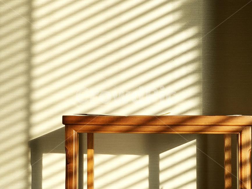 진열대,햇빛,그림자,탁자,테이블,table,오후,afternoon,배경,줄무늬,블라인드,우드,나무,wood,인테리어,interior,object,오브젝트