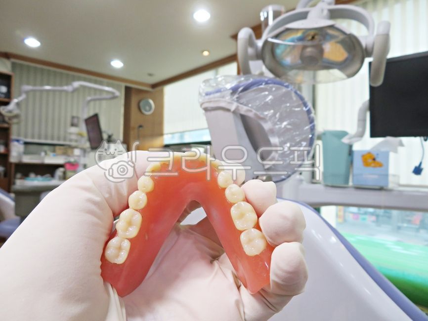 insurance,aesthetic,medical,glove,objects,denture,Complete denture,red,dental,Resin,mandible,teeth,plastic surgery,Denture,Medical treatment,oral health,dentist,mitt,Teeth arrangement,light,occlusion,lower jaw,dental technician,matterdentistry,Medical ins