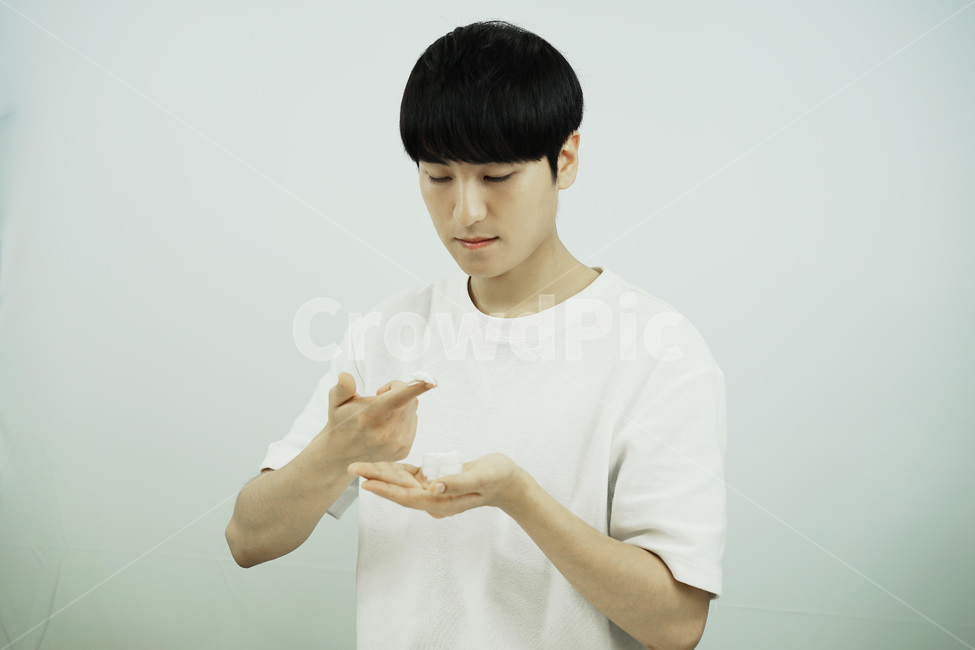 남자,뷰티,스킨케어,피부관리,화장품,로션,beauty,skincare,cosmetic,남성,lotion,그루밍족,사람,인물,인간,human,person,남성,남자,man,male,뷰티,미용,beauty treatment