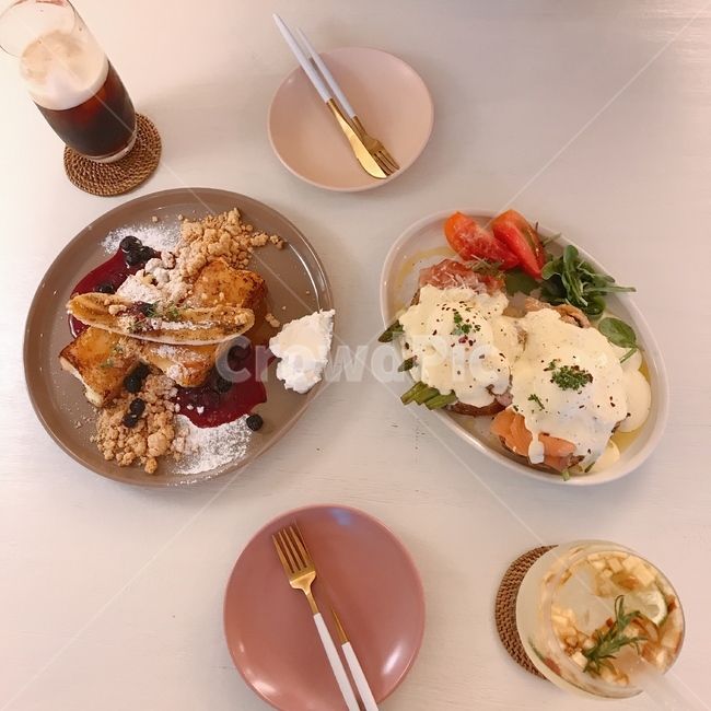 dish,요리,meal,식사,food,음식,브런치,branch,점심,lunch,에그베네딕트,eggbenedict,프렌치토스트,토스트,toast,커피,coffee,음료,beverage,바나나,banana,플레이팅,plating,감성사진,소스