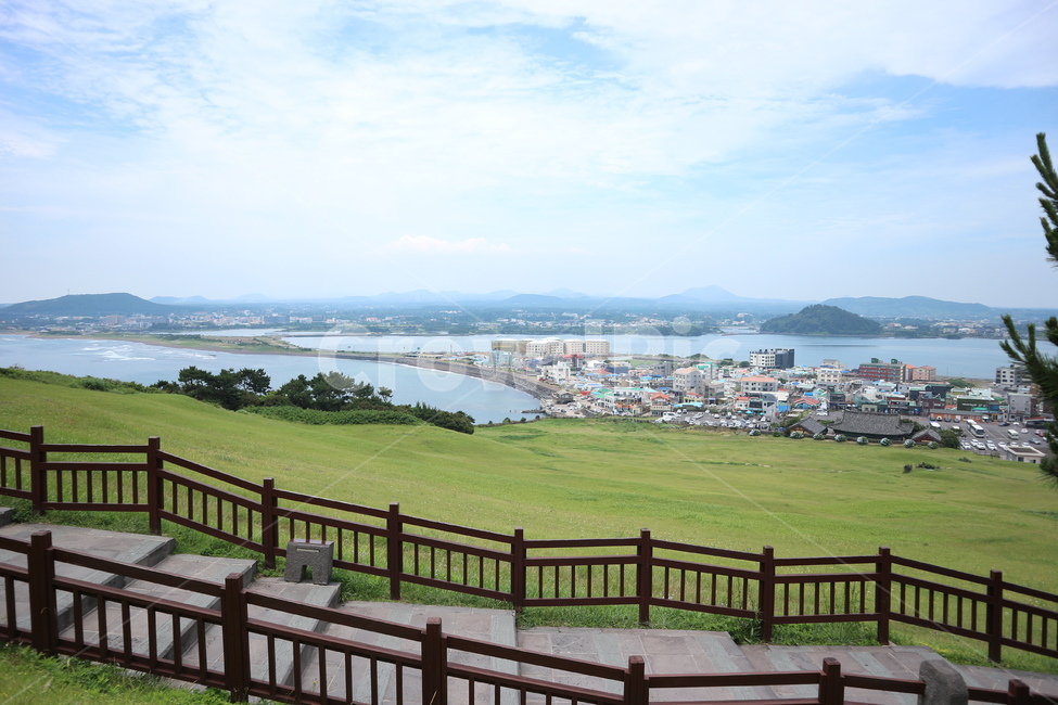 제주도,제주,성산일출봉,성산,자연,세계문화유산,한국,경관,풍경,경치,산,섬,바다,하늘,돌,한국자연풍경,한국자연경관,해변,대자연,구름,들판,풀,맑음,맑은날,울타리,jeju,jejudo,korean,island,jejuisland,sea,sky,nature,stone,mountain,seongsan,korea,green