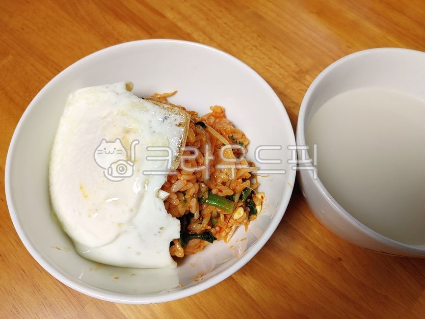 비빔밥,한식,고추장비빔밥,계란후라이,채소,국,그릇,food,음식,식사,아침식사,koreanfood,집밥,meal,한국음식,요리