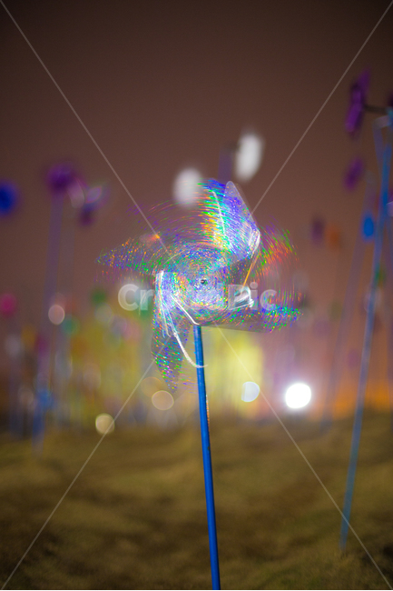 바람개비,야경,공원,바람,pinwheel,야경,밤,풍경,nightscape,night,landscape,감성,sensible,feeling,사물,물건,오브젝트,thing,object,matter,light,빛