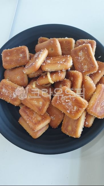 Fried biscuits,snack,hardtack,plate,menu