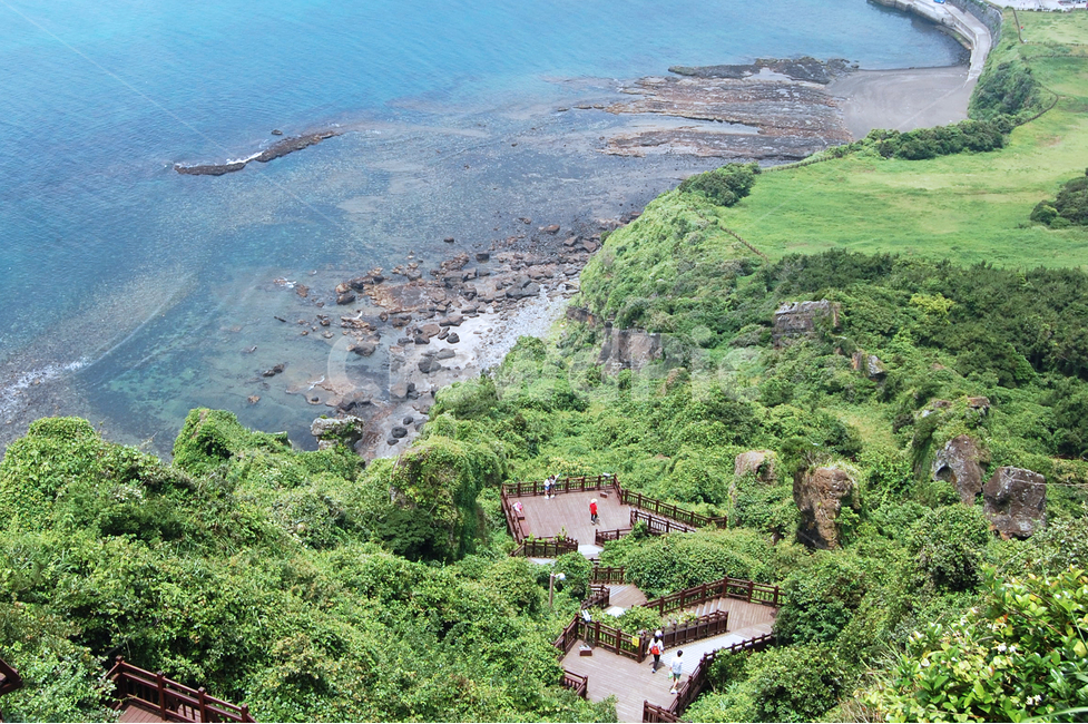 산,봉우리,성산일출봉,여름,하늘,날씨,제주도,제주도하늘,여행,여행사진,푸른,sky,sunny,맑은,weather,trip,travel,travelling,풍경,배경,배경사진,풍경사진,감성사진,평화로운,분위기,차분한,차분함,평화로움,summer,mountain,mountaintop,road,tree,trees,jeju,jejuisland,Korea,korean,scene,view,ambience,atmosphere,background,calm,peaceful,tranquil,still,cloud,바다,바닷가,계단,사람,사람들,인물,people,ocean,sea,꼭대기,top,자연,풍경,nature,landscape,한국자연풍경,한국자연경관,korea nature landscape,제주도,jeju,jeju island,경치,outdoors,옥외,vegetation,초목,plant,식물,scenery,rainforest,열대 우림,land,땅,나무,human,인간,person