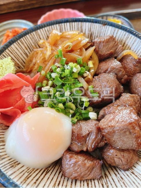 스테이크덮밥,덮밥,수란,밥,음식,고기,큐브스테이크,그릇,food,meat,steak,소고기,steakriceball,beef