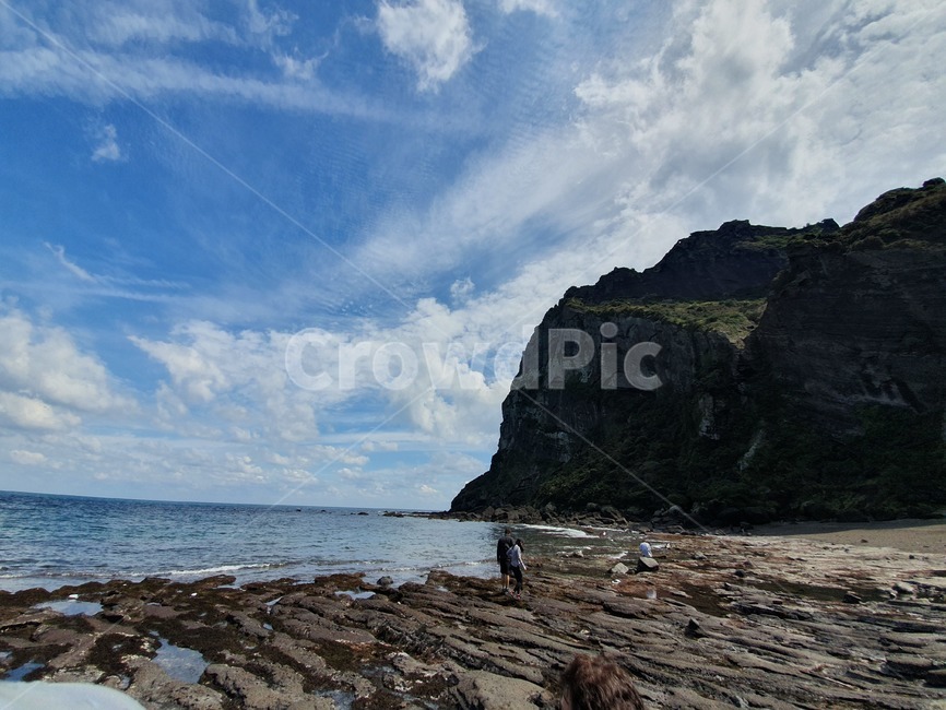 outdoors,옥외,cliff,낭떠러지,nature,자연,person,바다,성산일출봉,하늘,구름,파란색