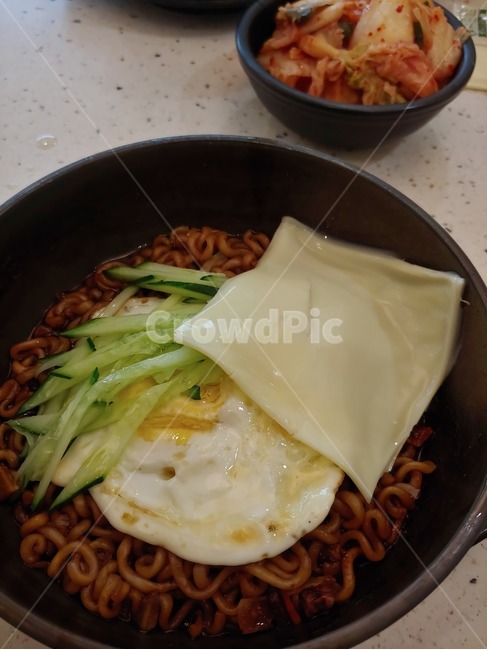 짜파게티,짜계치,계란,치즈,김치,오이,배부른,맛있는,뚝배기,국물없는,검정색,짜장면,식당