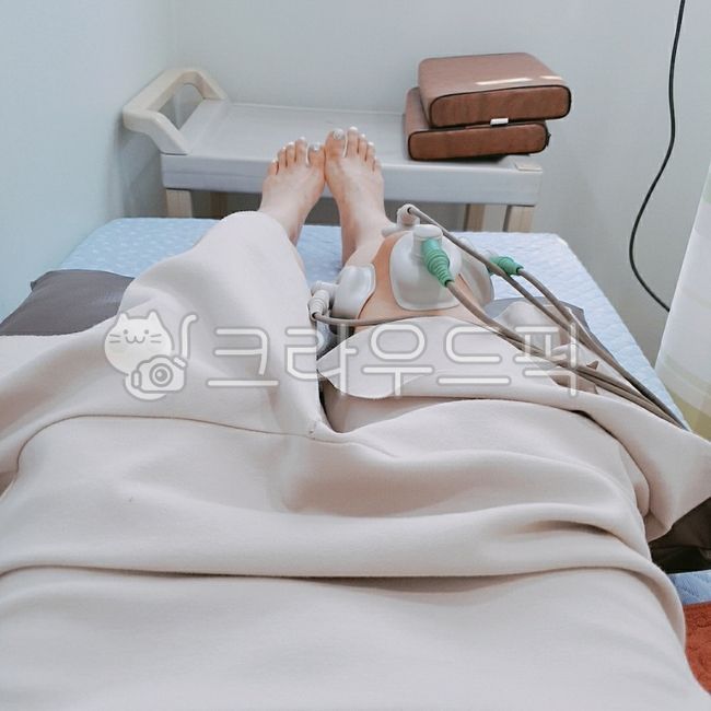 물리치료,부상,무릎부상,침대,bed,치료중,의료,의학,병원,medical,hospital,clinic