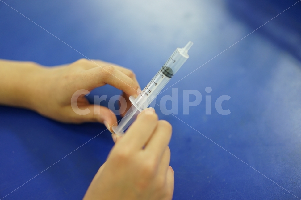 	주사기,압력,실험,과학,사이언스,도구,손,실험실,일상,사진,기구,사람,인물,인간,human,person,신체일부,몸,body,손,제스처,표시,손짓,표현,gesture,hand,sign,expression,의료,의학,병원,medical,hospital,clinic,교육,학교,공부,education,learning,study,school,사물,물건,오브젝트,thing,object,matter,연출,컨셉,콘셉,direction,concept