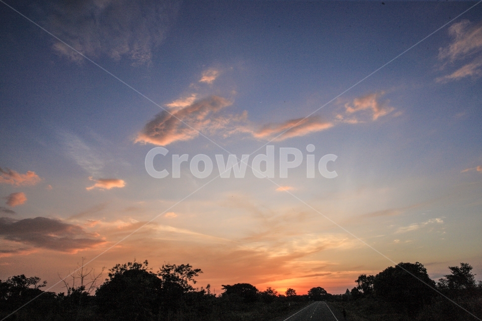 석양,일몰,우간다,하늘,아프리카,여행,구름,자연,풍경,nature,landscape,교통,교통수단,traffic,transportation,outdoors,옥외,sky,dusk,황혼,dawn,새벽,red sky,붉은 하늘,sunset