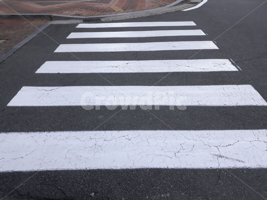 횡단보도,보도블럭,길,찻길,안전,줄,라인,흰색,화이트,하얀색,아스팔트길,크렉,금간,금,오래된,낡은,asphalt,road,zebracrossing,얼룩말교차점,도로,아스팔트