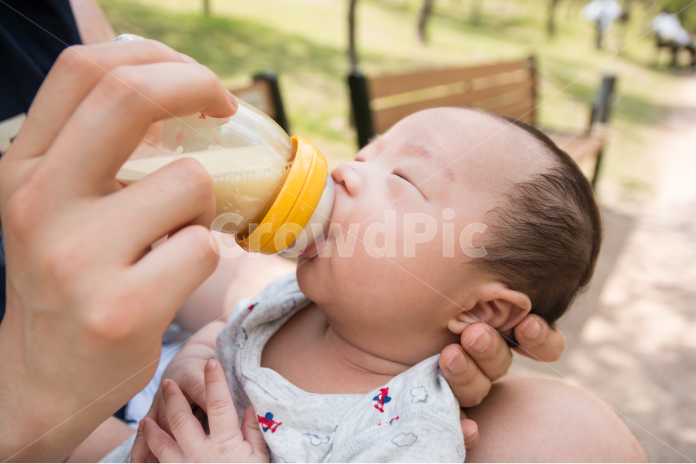 아기,아이,분유,젖병,갓난아기,신생아,육아,작은,귀여운,남자,남자아이,아들,가족,소풍,식사,손가락,분유병,벤치,공원,야외,나들이,피크닉,우유,사람,인물,인간,human,person,가족,패밀리,family,영유아,아기,애기,아이,infants,baby