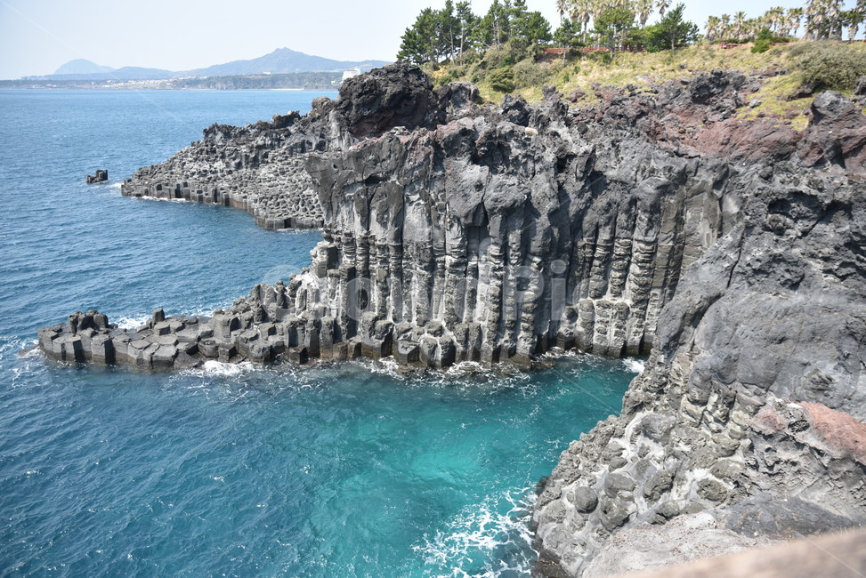 제주도,주상전리,해변,바다,푸른바다,자연,풍경,nature,landscape,한국자연풍경,한국자연경관,korea nature landscape,promontory,곶,cliff,낭떠러지,outdoors,옥외
