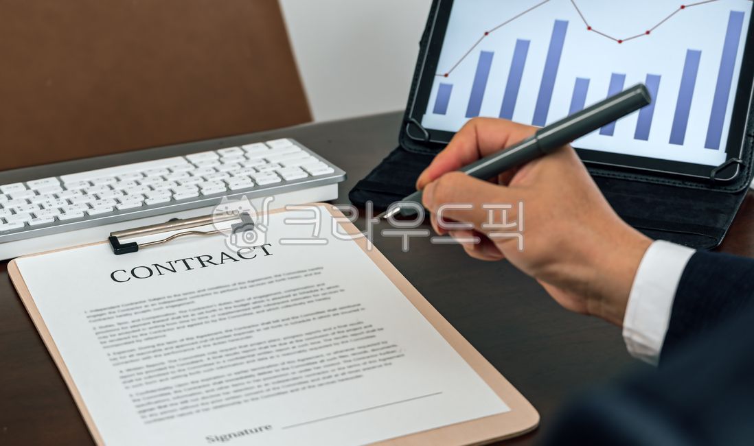 계약,계약서,서명,비즈니스,비지니스,컨셉,개념,사업,비즈니스맨,남성,남자,사무실,상담,컨설팅,컨설턴트,그래프,손,펜,기업인,문서,클라이언트,거래,금융,변호사,회사,직원,도움,에이전트,법,투자,권유,악수,부동산,싸인
