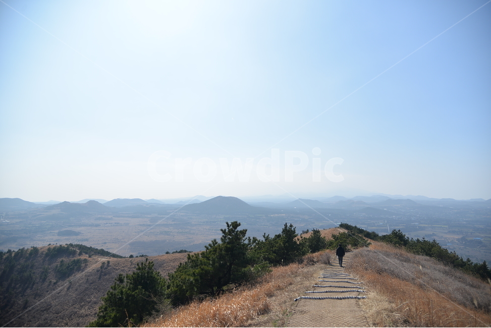 제주도,2월,다랑쉬오름,정상,산책로,등산,오름천국,제주문화유산답사,제주관광,제주가볼만한곳,자연,풍경,nature,landscape,한국자연풍경,한국자연경관,korea nature landscape,제주도,jeju,jeju island,사람,인물,인간,human,person,road,도로,dirt road,흙길,gravel,자갈,outdoors,옥외