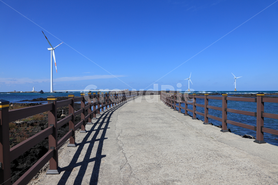 green power generation,pinwheel,offshore wind power,wind energy,wind power farm,space,eco,cloud,renewable energy,barrier,power plant,Jeju Island,offshore wind power plant,energy,sky,waves,turbine,alternative energy,windmill,green energy,coast,floor backgr