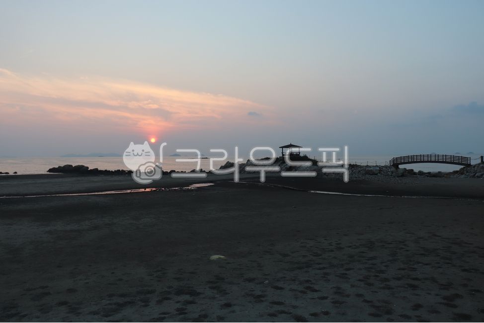 sea water,evening glow,Yeonggwang Baekbawi Beach,nature,hut,island,seaside rock,water,horizon,Beach,Coast,outdoors,sandy beach,sunset,darkness,blue hour