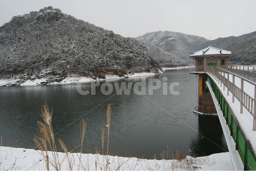 내변산,변산반도국립공원,탐방로,호수와풍경,여유,자연의위대함,등산로,능선,아름다움,신비스런산,돌,산행,힐링,자연,감성,등산,계절,여행,한국,한국명산,한국등산,풍경,눈,나무,하늘,바람,바람소리,환경,생태계,산,땅,겨울,계절,winter,season,자연,풍경,nature,landscape,한국자연풍경,한국자연경관,korea nature landscape,water,물,outdoors,옥외,river,강