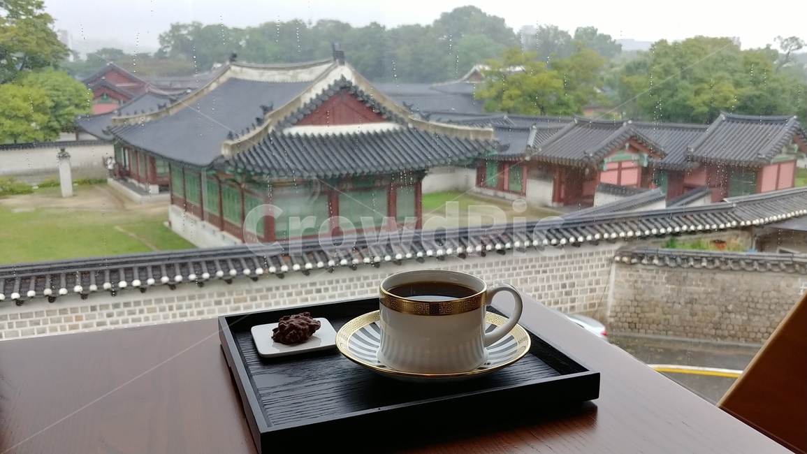 한옥,카페,경치,전망,커피,디저트,cafe,coffee,궁,풍경,view,pottery,도기류,saucer,받침접시,분위기,감성,나무,테이블