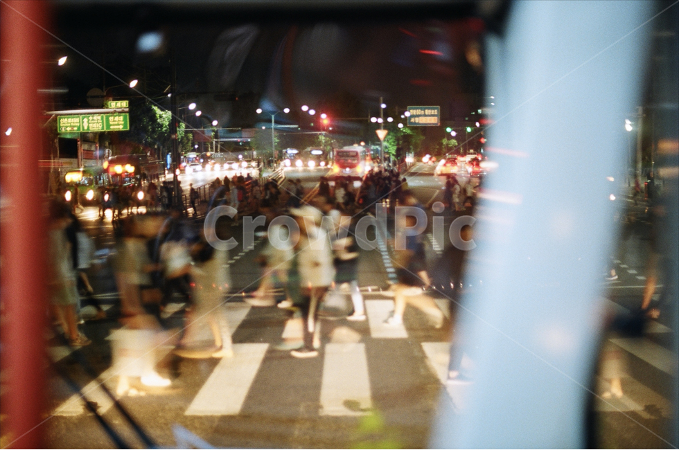 신촌,밤,버스,도로,사람,필름,필름카메라,야경,밤,풍경,nightscape,night,landscape,도시,city,한국도시풍경,한국도시경관,korea cityscape,사람들,대중,군중,other people,crowd,감성,sensible,feeling,교통,교통수단,traffic,transportation,asphalt,아스팔트,pedestrian,보행자,road