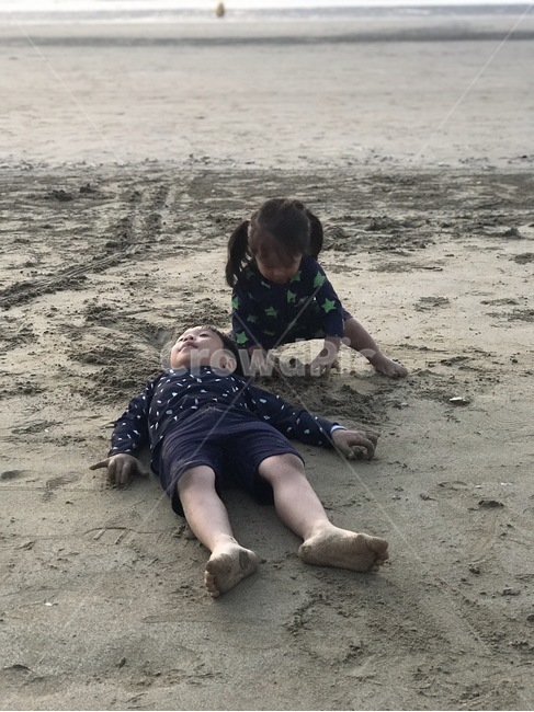 해변가,두아이,남매,모래사장,바다