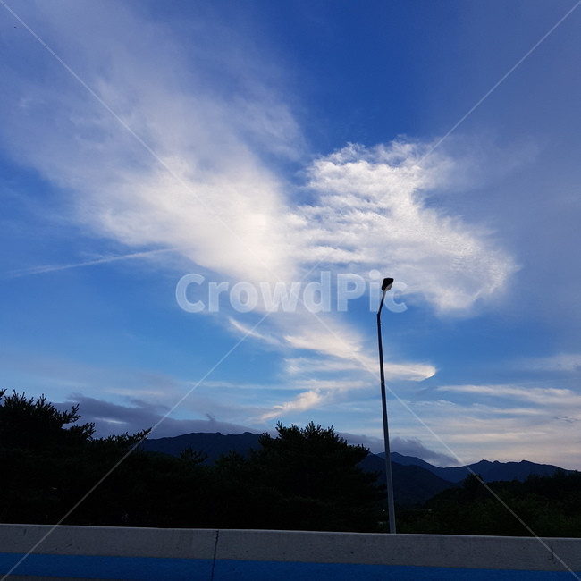 하늘,구름,감성,가을하늘,풍경,배경,바탕,푸른,파랑,맑은날,자연,풍경,nature,landscape,lamp post,램프 포스트