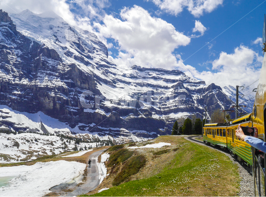 alps,Jungfrau,tourist train,gray eyes,Swiss,mountain train,cloud,beautiful,mountain,Jungfraujoch,sight,train travel,europe,train,traffic,sky,snow mountain,railroad,nature,blue,climbing train,snow covered