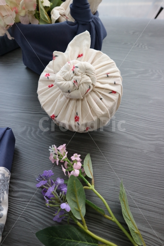 Traditional packaging,image,round box,food packaging,Holiday packaging,cotton,photo,wrapper,holiday,picture,flower,floral pattern,wrapping cloth,Red,red,korea,white,fabric,floral fabric