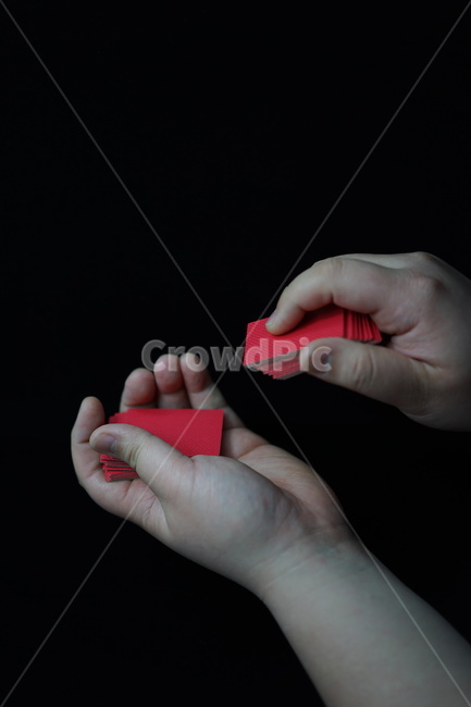 화투,화투패,고스톱,한국전통,도박,게임,놀이,손가락,손동작,패섞기,섯다,하나후다,화투장,사람,인물,인간,human,person,신체일부,몸,body,게임,오락,놀이,game,play