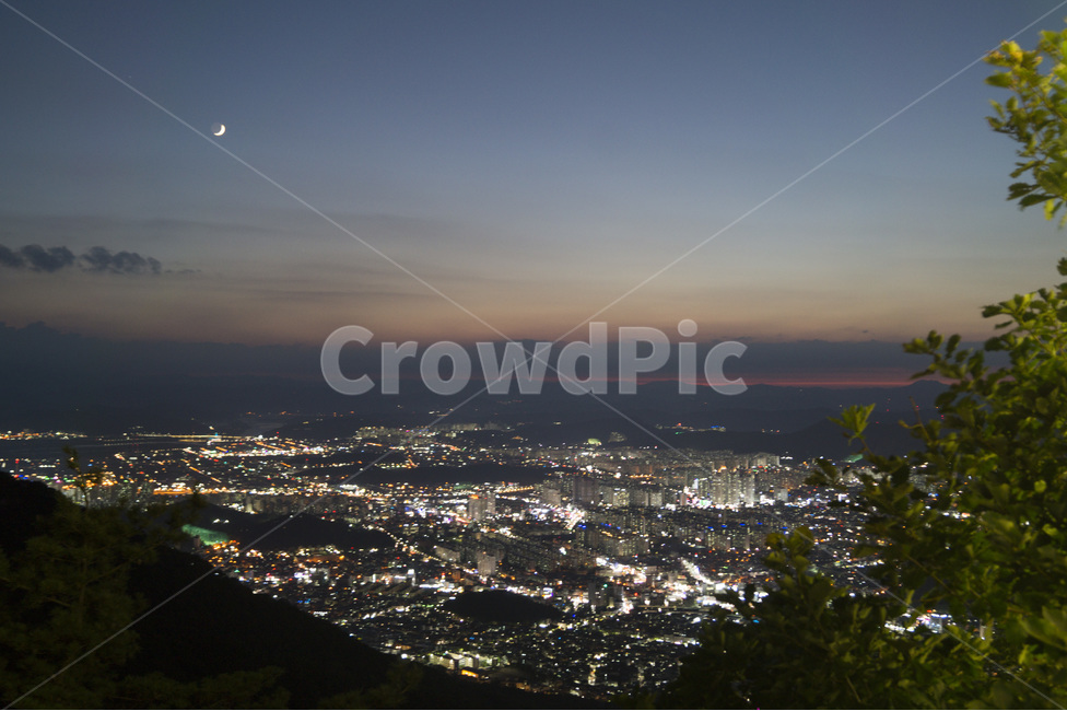 하늘,일몰,달,초승달,야경,파란색,주황색,구름,야경,밤,풍경,nightscape,night,landscape,도시,city,경치,outdoors,옥외,nature,자연,scenery,aerial view,조감도