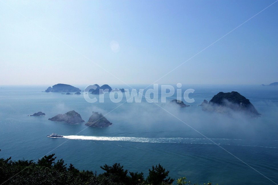 자연,바다,구름,섬,배,운해,경남,자연,풍경,nature,landscape,한국자연풍경,한국자연경관,korea nature landscape,land,땅,outdoors,옥외,ocean,대양,sea,water,물,shoreline,해안선,coast,연안