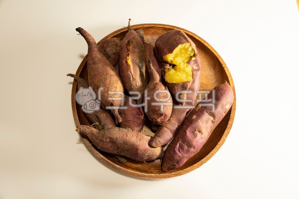 chestnut sweet potato,sweet potato,Roasted Sweet Potato,Pumpkin Sweet Potato,snack,Nukki background,white background,wooden tableware
