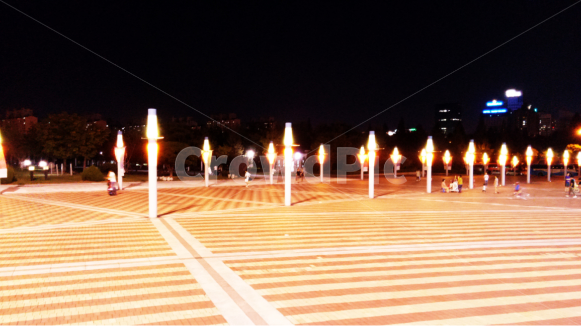 밤풍경,광장,조명,사람들,야갼,야경,밤,풍경,nightscape,night,landscape,교통,교통수단,traffic,transportation,asphalt,아스팔트,road,도로