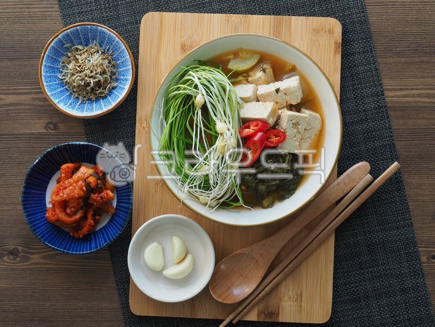 한식,달래,달래된장국,된장국,된장찌개,반찬,배경,음식,요리,한국음식,아시아음식,전통음식,두부,한국문화,웰빙,웰빙음식,misosoup,soybeanpastestew,sidedish,background,food,cooking,koreanfood,asianfood,traditionalfood,tofu,koreanculture,wellbeing,wellnessfood,한국전통음식,식사,채소,야채,meal,vegetable,koreantraditionalfood,음식,식재료,요리,food,cook,meal,dishes,food reserves