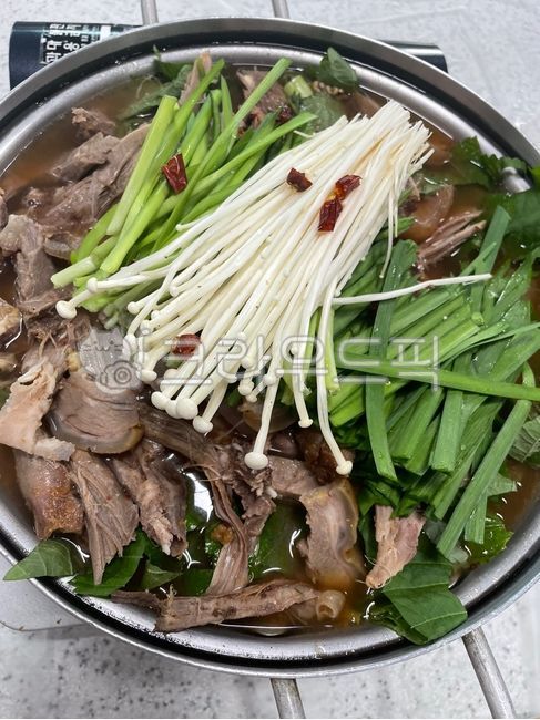 염소전골,염소고기,전골,염소탕,팽이버섯,부추,보양식,음식,food,meal,식사,국물,고기